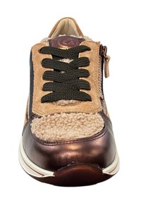Sneaker marron et beige en suède et matériau métallique, avec des lacets noirs, un panneau en fausse fourrure doux et une fermeture éclair sur le côté.
