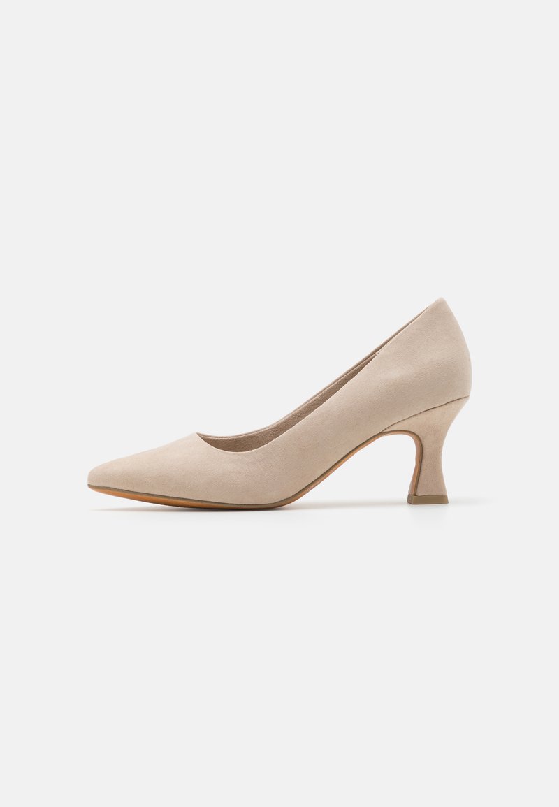 Escarpin en suède beige avec un bout pointu et un design de talon angulaire unique. Style minimaliste avec une texture lisse et sans motifs.