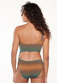 Twee-delige bikini in gradiëntkleuren, gemaakt van een zachte, rekbare stof. De top heeft één schouderband en de onderkant biedt minimale bedekking.