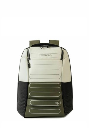 Rucksack mit weißen, olivgrünen und schwarzen Panels, Frontreißverschlusstasche, Tragegriff oben und gepolsterten Schultergurten, sichtbar von hinten.