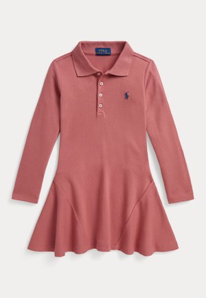 Ružové polo šaty s dlhým rukávom, golierom, štyrmi gombíkmi, rozšírenou sukňou a malým námorníckym vyšívaným logom na hrudi.