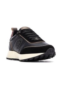 Zapatilla de cuero negro y ante con acentos texturizados, diseño de cordones, lengüeta gris y suela de goma con bandas multidireccionales.