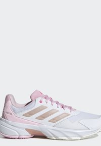 Hvid og lyserød Adidas Courtjarn sneaker med lyserøde snørebånd, tre beige striber på siden og en tekstureret sål.