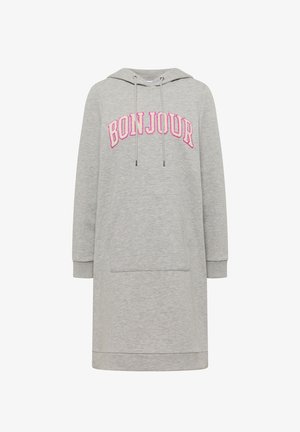 Lysegrå lang hættetrøjekjole med forlomme, snoretræk og "BONJOUR" i lyserøde bogstaver på tværs af brystet.