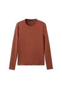 Majica z dolgimi rokavi, rdečkasto rjave barve, izdelana iz mehkega blaga z okroglim vratnim izrezom. Ima oprijeto zasnovo in brez vidnih okraskov.