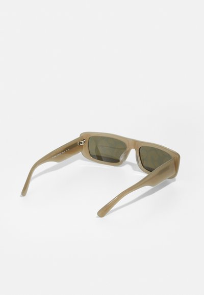 Des lunettes de soleil teintées marron avec une monture rectangulaire, présentant des bords lisses et des branches allongées. Les verres ont un motif subtil.