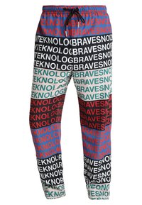 Bunte Jogginghosen mit einer Mischung aus Rot, Blau, Schwarz, Grün und Weiß sowie wiederholten Textmustern. Elastischer Bund mit Kordelzug.