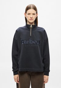 Μπλε φούτερ με ψηλό γιακά και χρυσλό φερμουάρ. Διαθέτει κεντημένο το λογότυπο «Barbour EST. 1894» σε πιο σκούρο μπλε χρώμα. Μαλακό ύφασμα, άνετη εφαρμογή.