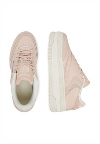 Rózsaszín bőrsneaker, texturált felülettel, fehér részletekkel, fűzős kialakítással és párnázott nyakkal. Diszkrét logó részlet található a nyelvén.