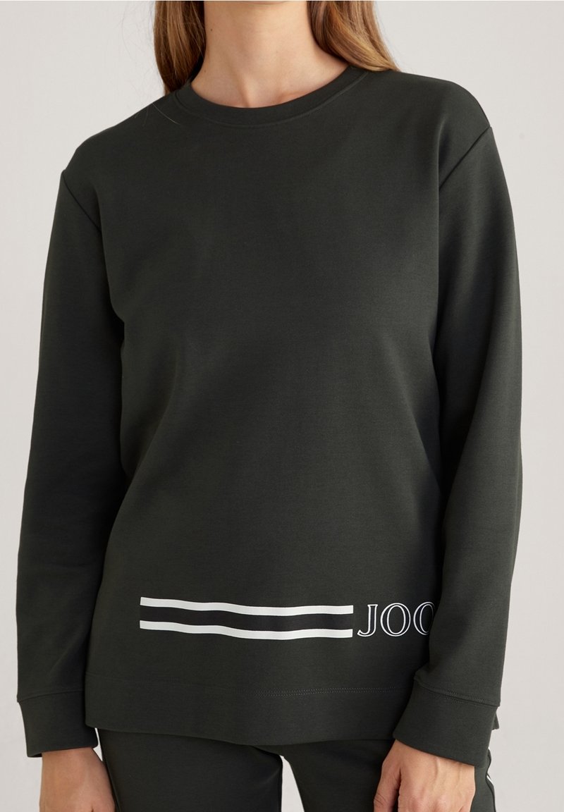 Tmavě zelená mikina s dlouhými rukávy, kulatým výstřihem a bílým proužkem na lemu, s nápisem "JOOG" na přední straně.