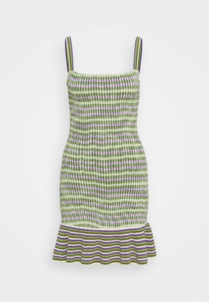 Vestido sin mangas de punto con tirantes finos en rayas horizontales verdes, moradas y blancas, con un volante en el dobladillo inferior.