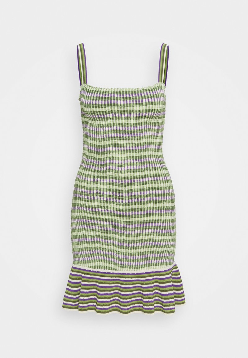Robe sans manches en maille avec fines bretelles, rayures horizontales vertes, violettes et blanches, avec un ourlet volanté en bas.