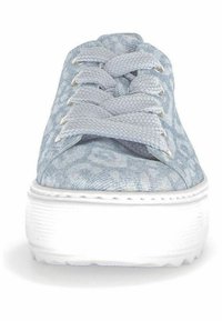 Zapatilla de lona con estampado de leopardo en azul claro, cordones grises, suela de goma blanca y detalles texturizados en la parte superior.