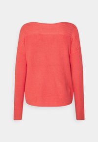 Korallefarbener Strickpullover mit langen Ärmeln, der ein strukturiertes Muster an den Schultern aufweist und eine lässige Passform hat. Einfarbig ohne zusätzliche Verzierungen.