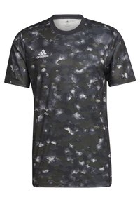 Maglietta atletica a manica corta realizzata in tessuto leggero, caratterizzata da un motivo camouflage scuro con toni di grigio e nero e un collo rotondo.