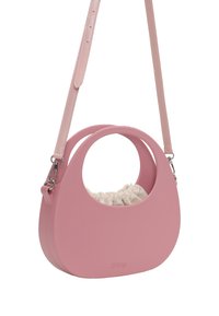 Vaaleanpunainen silikonikäsilaukku kaarevalla muotoilulla, jossa on pyöreä kahva ja pehmeä vuori, jota täydentää olkahihna ja metallinen nappi.