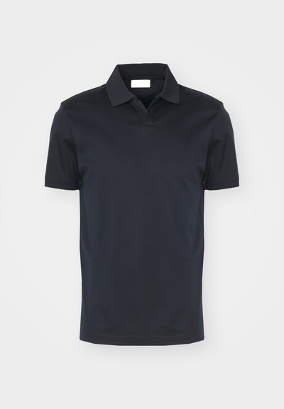 Camisa polo azul marino con un cuello clásico y mangas cortas, hecha de una tela suave. Presenta un dobladillo recto y sin patrones visibles.