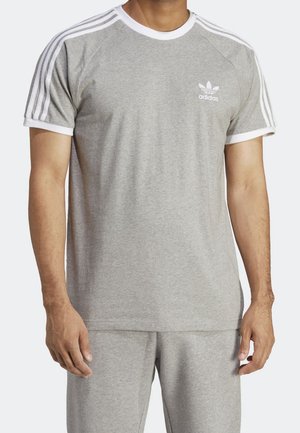 Grå atletisk t-shirt lavet af blødt stof, med en hvid rund hals og tre hvide striber på hver skulder; logo på brystet.