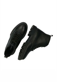 Botas de tobillo de cuero negro con acabado texturizado, puntera redonda, cierre de cordones en la parte delantera y suela de goma con un relieve dentado para mayor agarre.