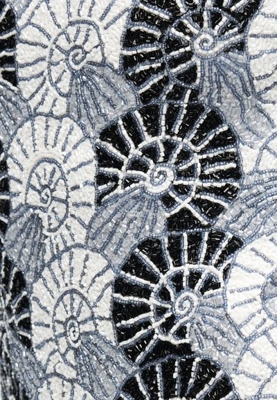 Σπειροειδή μοτίβα κοχυλιών σε μαύρα, άσπρα και γκρι χάντρες σχηματίζουν ένα υφασμάτινο ή επιφανειακό, επαναλαμβανόμενο μωσαϊκό με υφή.