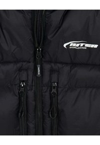 Giacca imbottita nera con zip frontale. Presenta doppie zip, texture trapuntata e logo "IUTER WORLDWIDE" in bianco. Finitura liscia.