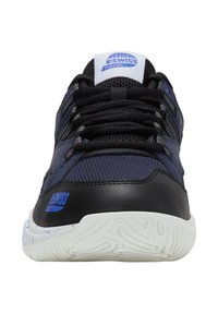 Scarpa sportiva navy con dettagli neri in materiale sintetico, parte superiore in rete, suola testurizzata e logo K-Swiss blu sulla linguetta e sul lato.