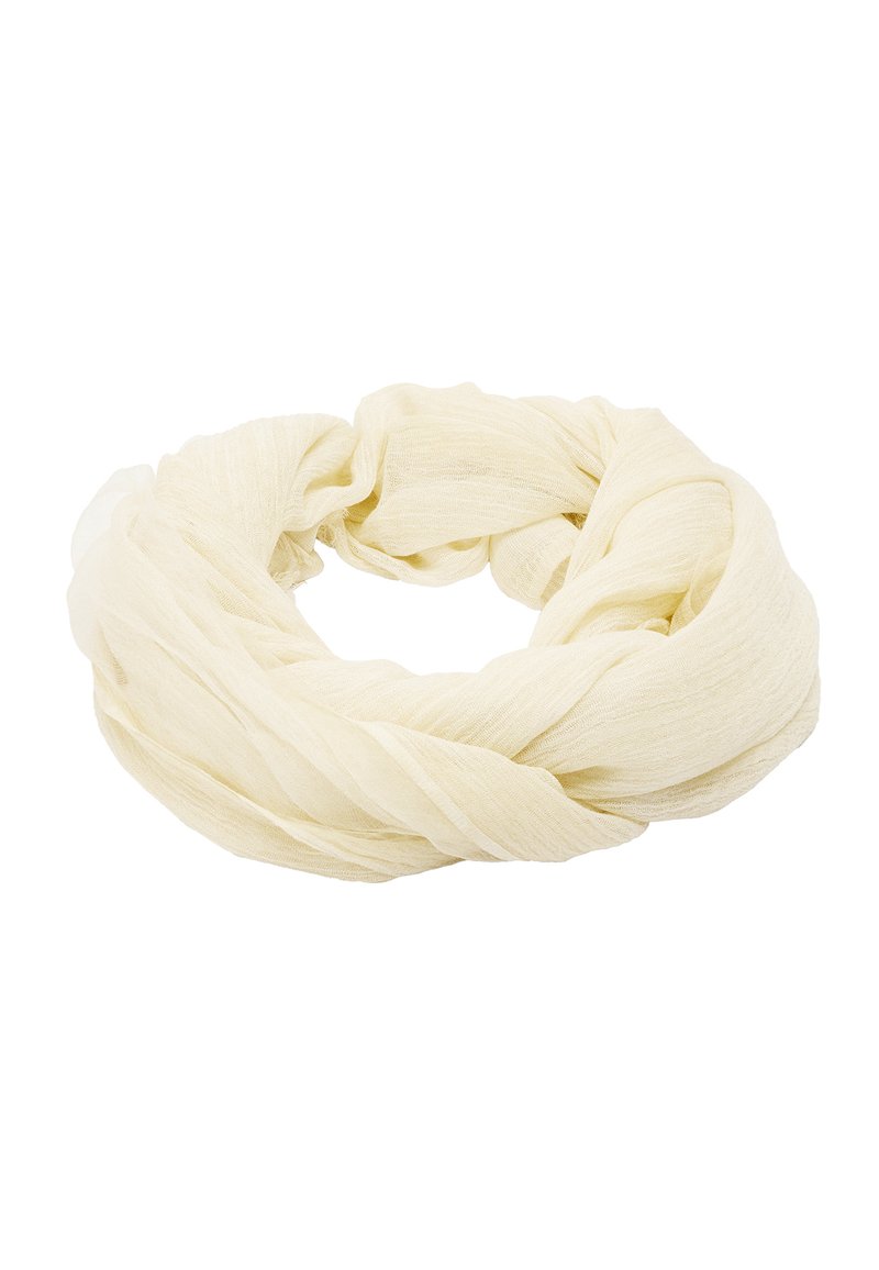 Lekki, kremowy szalik o skręconym wzorze, wykonany z przezroczystego materiału o miękkiej teksturze. Brak wyraźnych wzorów czy elementów metalowych.