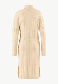 Abito in maglia cable-knit beige con colletto alto, maniche lunghe, spacco laterale e polsini a costine. Presenta un motivo testurizzato su tutta la superficie.