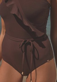 Next FRILL ONE SHOULDER BELTED TUMMY SHAPING CONTROL - Jednodílné plavky - brown