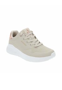 Zapatilla deportiva de color beige con un material superior liso, diseño perforado, cordones y suela blanca. Presenta detalles en oro rosa en el talón.