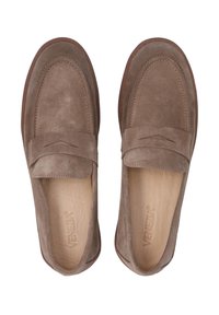Braune Wildleder-Slipper im Mokassin-Stil, mit einer gesteppten Vorderseite und einer glatten Lederinnensohle, sowie einer flachen Gummisohle.