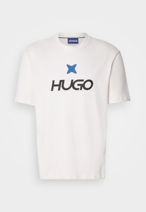 Weißes Baumwoll-T-Shirt mit einem blauen Sternenlogo über dem Wort "HUGO" in fetter schwarzer Schrift. Rundhalsausschnitt, kurze Ärmel.