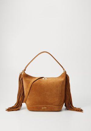 Borsa in suede marrone con manico superiore, lunghe frange decorative sui lati e logo dorato "SANDRO" alla base.