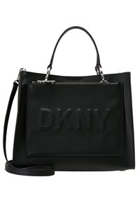 Czarna skórzana torebka z wytłoczonym logo "DKNY". Posiada srebrne okucia, dwa uchwyty, odpinany pasek na ramię oraz zamykaną na zamek kieszeń.