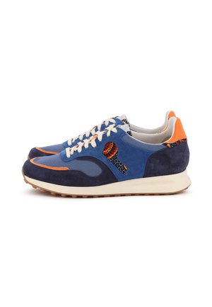 Paar blaue und marineblaue Wildledersneaker mit orangen Akzenten, mehrfarbigem gemustertem Stoffdetail, weißen Schnürsenkeln und beigen Gummisohlen.