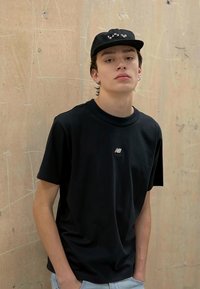 New Balance ATHLETICS GRAPHIC - Printtipaita - black