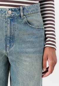 Copenhagen Muse JEANNE PANTS - Brīva piegriezuma džinsi - medium dirty washed denim