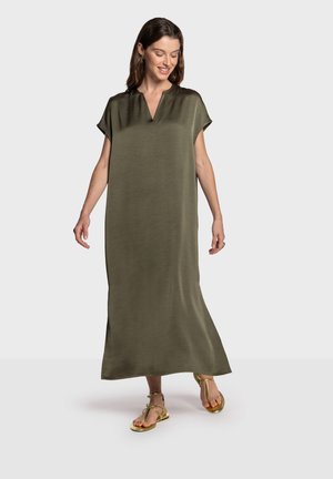 Robe maxi vert olive avec un col en V et des manches courtes. Confectionnée dans un tissu lisse, elle présente une coupe décontractée et un design fluide.