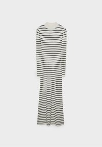 Robe longue en maille blanche avec des rayures horizontales noires, manches longues et col rond.