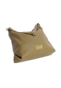 Bolso de mano de imitación piel en verde oliva con una correa trenzada, herrajes en tono dorado y una placa rectangular con el logo en el frente. Forma suave y holgada.