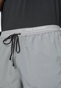 Nike Performance Short 2 en 1 - grey