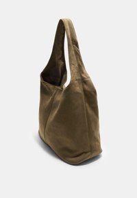 Borsa a tracolla in tela verde oliva con una forma morbida, unica maniglia larga e cuciture visibili, che presenta un design semplice e funzionale.