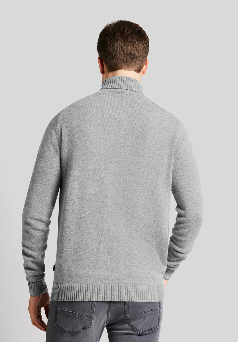Hellgrauer Pullover mit einem gerippten Kragen und Saum, der ein strukturiertes Strickmuster und lange Ärmel aufweist. Die Rückansicht zeigt ein schlichtes Design.