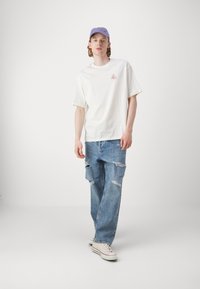 Selected Homme SLHLOOSECORBY NECK TEE - Marškinėliai su spaudiniu - egret