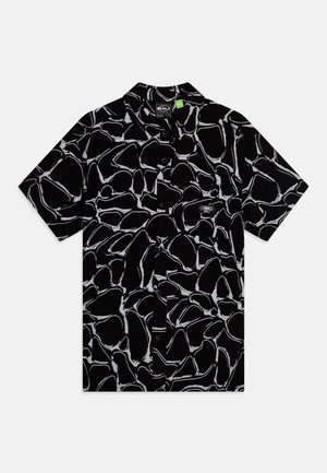 Kratka crna košulja s kratkim rukavima koja ima apstraktni bijeli uzorak, džep na prsima i klasični ovratnik. Tkanina od mješavine pamuka.