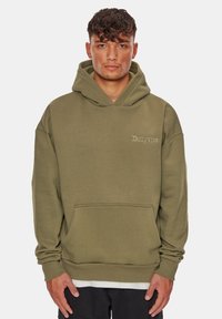 Felpa con cappuccio verde oliva con tasca a marsupio, cappuccio con coulisse e logo ricamato sul petto; presenta una texture morbida e una vestibilità comoda.