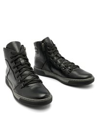 Czarne wysokie buty wykonane z teksturowanej skóry. Charakteryzują się sznurowanym przodem, bocznym zamkiem błyskawicznym oraz kontrastującą szaro-słomianą podeszwą z okrągłym noskiem.