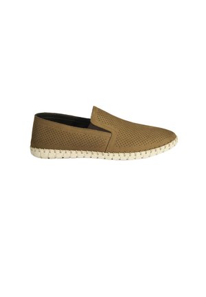 Chaussures marron à enfiler avec une tige perforée, semelle contrastante de couleur crème, texture lisse et détails de bord tressés.