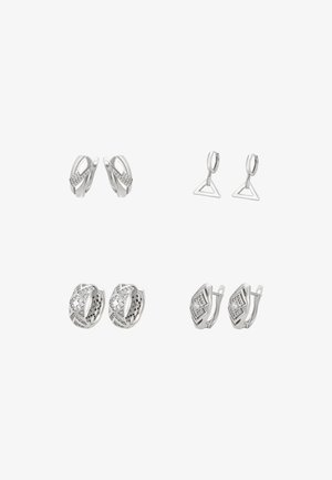 Vier paar zilveren oorbellen met verschillende ontwerpen: één met ineengestrengelde banden en strass-steentjes, een driehoekige vorm, en twee met gestructureerde patronen.