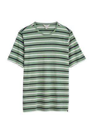 Camiseta verde a rayas con patrones horizontales de diferentes anchos. Fabricada en una tela suave, presenta un cuello redondo y mangas cortas.